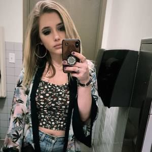 Meet your Posher, Caitlin